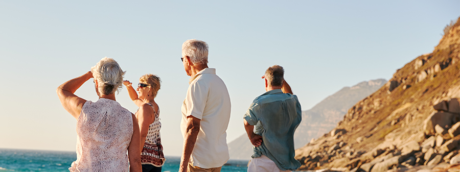 groupe 4 personnes adultes en vacances à la mer